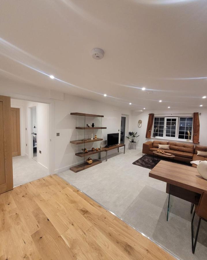Luxury 1 Bed Apartment In The Heart Of Rochester Wainscot Exterior photo