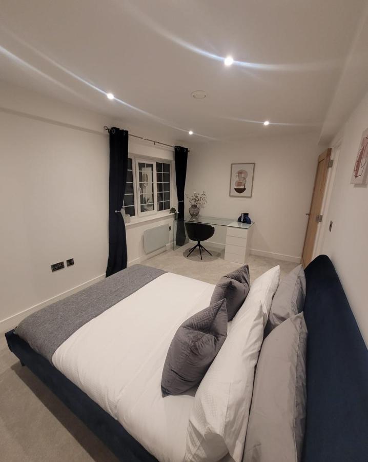 Luxury 1 Bed Apartment In The Heart Of Rochester Wainscot Exterior photo