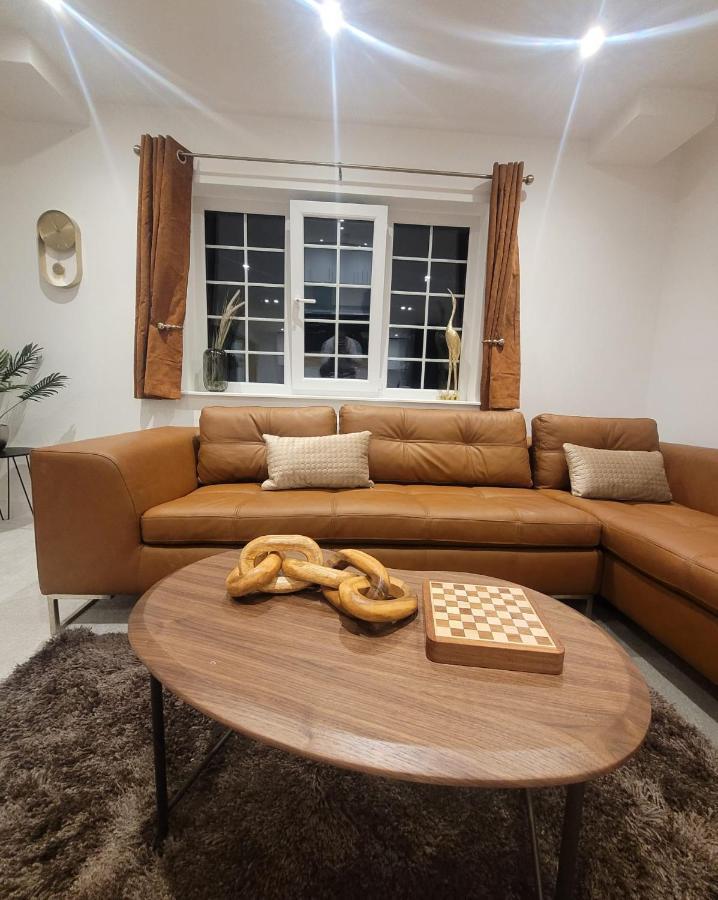 Luxury 1 Bed Apartment In The Heart Of Rochester Wainscot Exterior photo