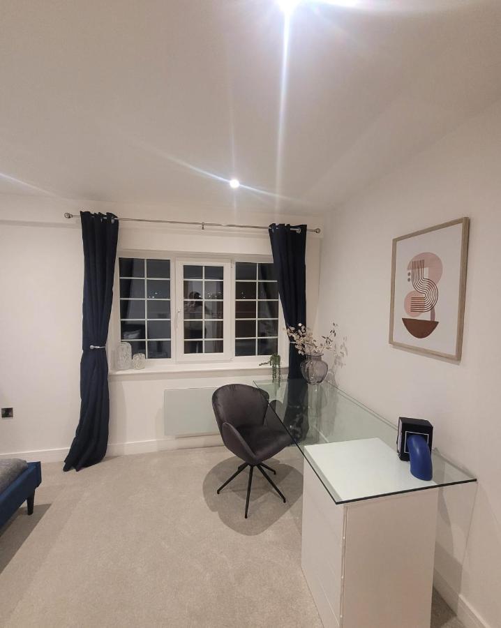Luxury 1 Bed Apartment In The Heart Of Rochester Wainscot Exterior photo
